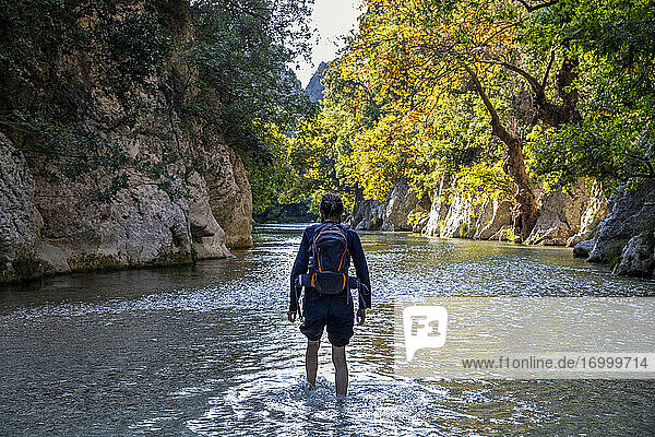 Forscher bei einer Wanderung durch den Fluss Acheron in Epirus  Griechenland