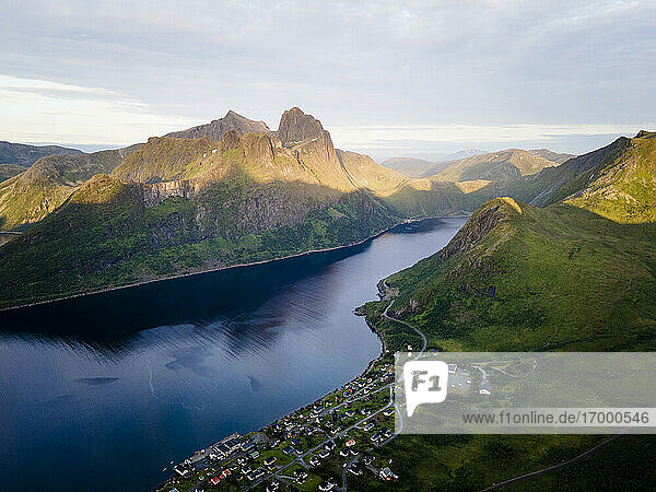 Schöne Landschaft gegen den Himmel bei Segla  Norwegen