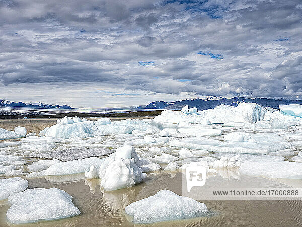 Idyllische Aufnahme des Gletschers Jokulsarlon am Breidamerkurjokull  Island