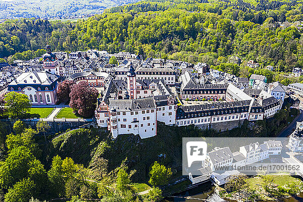 Deutschland  Weilburg  Schloss Weilburg mit barocker Schlossanlage  altem Rathaus und Schlosskirche mit Turm  Luftaufnahme