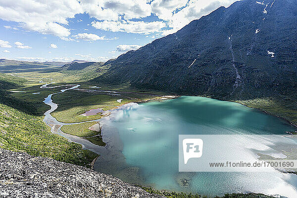 Fluss- und Berglandschaft bei Knutshoe  Norwegen