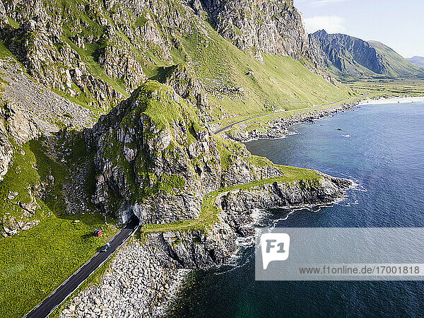 Straße auf einem Berg am Meer bei Andoya  Norwegen