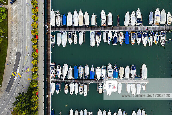 Schweiz  Kanton Tessin  Locarno  Blick aus dem Hubschrauber auf Boote im Hafen der Stadt am Seeufer