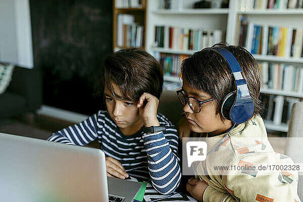 Jungen nehmen über Laptop an Hausunterricht teil