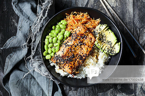 Schüssel mit Teriyaki-Lachs mit Reis  Karottensalat  Edamame-Bohnen  Avocado und Sesam