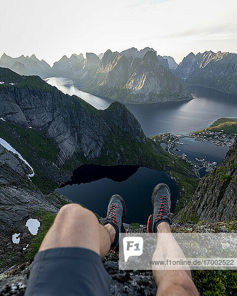 Männlicher Wanderer auf dem Berg bei Reinebringen. Lofoten  Norwegen
