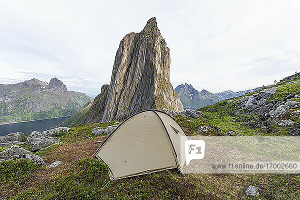 Zelt gegen den Berg Segla in Norwegen