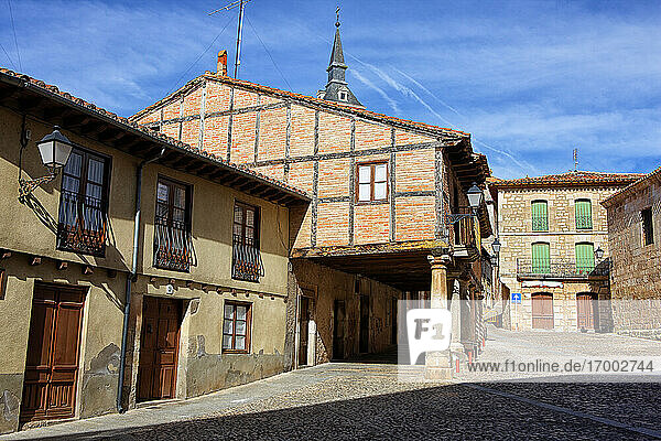 Spanien  Provinz Burgos  Lerma  Alte Häuser entlang einer leeren Kopfsteinpflasterstraße