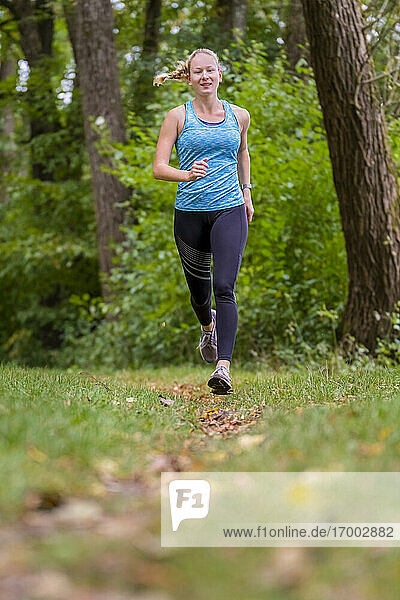 Aktive Sportlerin joggt im Wald