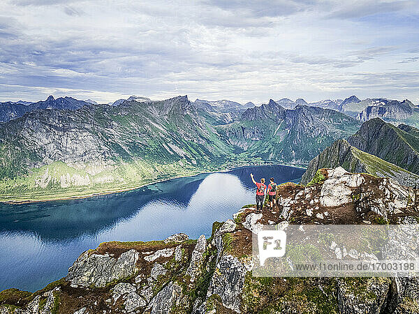 Männlicher Forscher mit Blick auf die Aussicht  während er auf dem Berg Husfjellet  Senja  Norwegen steht