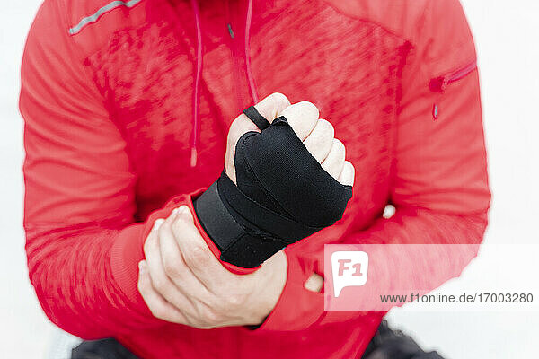 Sportler mit bandagierter Hand im Freien
