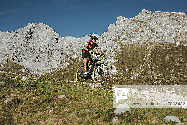 Radfahrerin auf einem Mountainbike im Nationalpark Picos de Europa  Kantabrien  Spanien