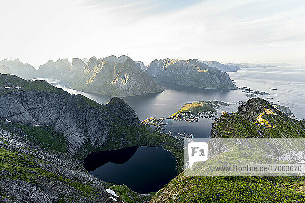 Schöne Berglandschaft bei Reinebringen  Lofoten  Norwegen