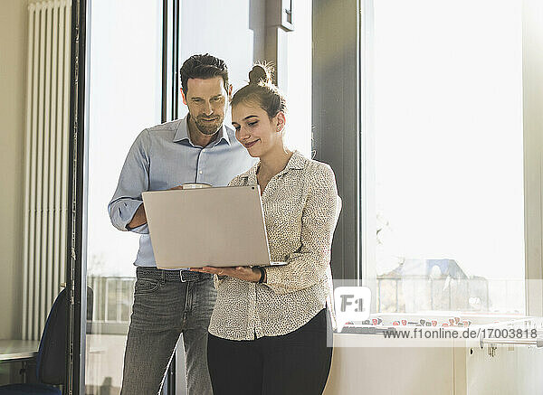 Geschäftsmann und Frau mit Laptop bei der Arbeit im Büro