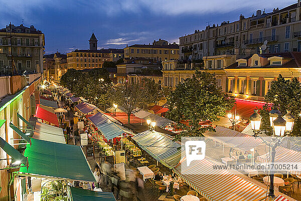 Frankreich  Provence-Alpes-Cote dAzur  Nizza  Restaurantdächer entlang des Cours Saleya in der Abenddämmerung