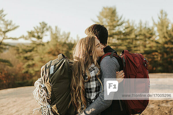 Junges Paar umarmt sich bei einer Herbstwanderung