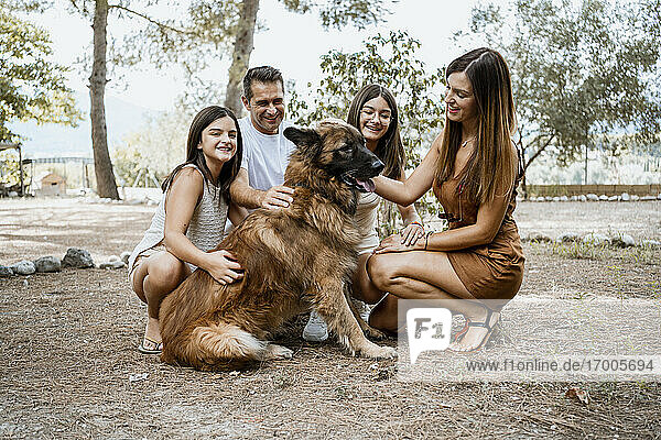Lächelnde Familie mit Hund im Park