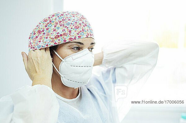 Zahnärztin mit Gesichtsschutzmaske in der Klinik während Covid-19