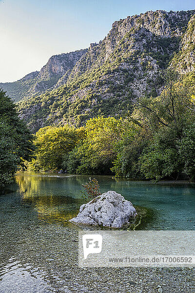 Der schöne Fluss Acheron fließt durch die Berge in Epirus  Griechenland