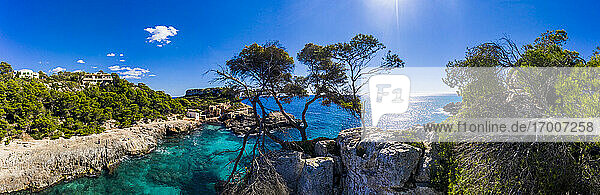 Spanien  Mallorca  Santanyi  Blick aus dem Hubschrauber auf die von steilen Küstenklippen umgebene Bucht im Sommer