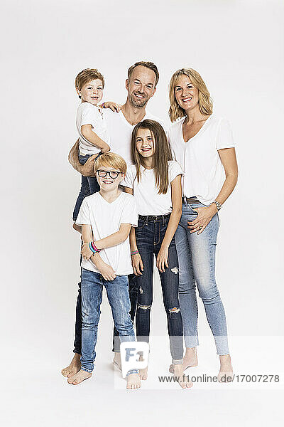 Glückliche Familie mit Kindern vor weißem Hintergrund
