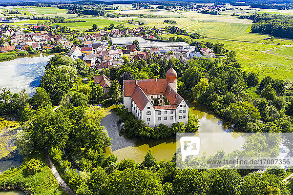 Deutschland  Bayern  Wasserschloss mit Bäumen umgeben  Luftaufnahme