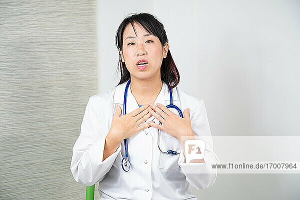 Asiatische Ärztin während eines Beratungsgesprächs.