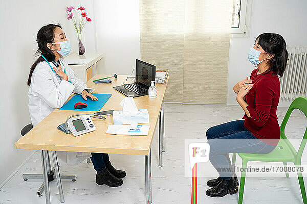 Distanzierung in der Arztpraxis des Hausarztes zur Einhaltung der Hygienevorschriften  soweit möglich.
