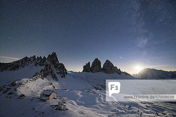 Monte Paterno  Drei Zinnen und Rifugio Locatelli-Hütte vom Mond beleuchtet  Sextner Dolomiten  Südtirol  Italien  Europa