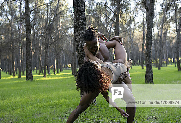 Zwei professionelle Tänzerinnen treten in Unterwäsche mitten im Wald auf