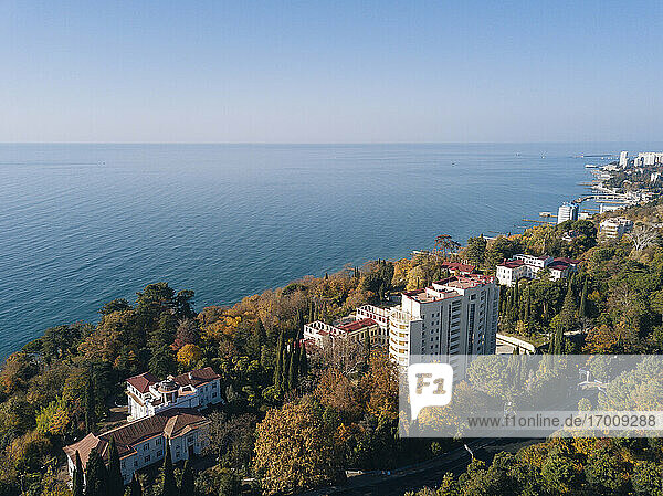 Russland  Krasnodar Krai  Sotschi  Luftaufnahme des Randes der Küstenstadt im Herbst mit klarer Horizontlinie über dem Schwarzen Meer im Hintergrund