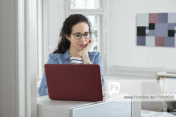Geschäftsfrau mit Laptop bei der Arbeit im Büro