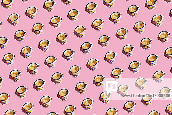 Muster von Kaffeebechern vor rosa Hintergrund