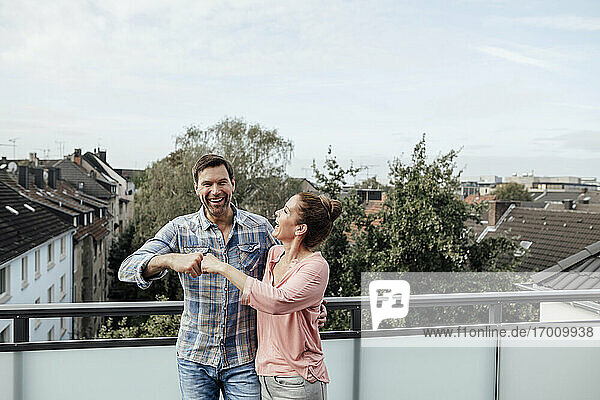 Fröhlich reifen Paar die Faust zusammen  während stehend in Balkon
