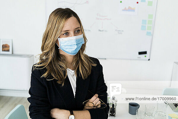 Porträt einer Geschäftsfrau mit Schutzmaske im Büro