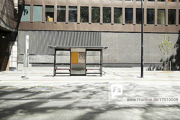 UK  England  London  Bushaltestelle auf leerer Straße