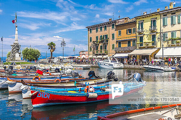 Italien  Venetien  Lazise  Boote im Hafen vertäut