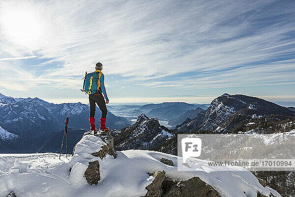 Männlicher Wanderer  der die Aussicht betrachtet  während er auf dem Gipfel eines Berges steht  Orobische Alpen  Lecco  Italien