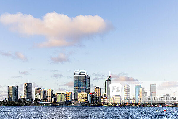 Australien  Perth  Wolkenkratzer in der Innenstadt über den Swan River gesehen