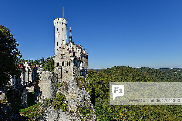 Schloss Lichtenstein vor strahlend blauem Himmel an einem sonnigen Tag  Schwäbische Alb  Deutschland