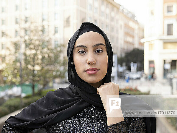 Porträt einer jungen schönen Frau  die einen schwarzen Hidschab trägt