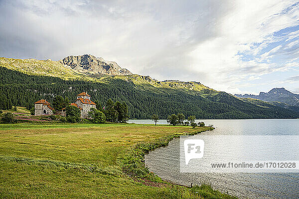 Schweiz  Kanton Graubünden  Silvaplana  Ufer des Silvaplanersees mit Schloss Crap da Sass im Hintergrund
