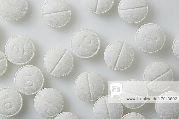 Pillen auf weißem Hintergrund