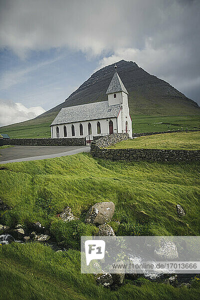 Dänemark  Färöer Inseln  Vidareidi  Außenansicht der Kirche