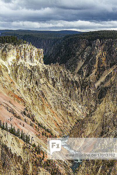 USA  Wyoming  Yellowstone National Park  Yellowstone River fließt durch den Grand Canyon im Yellowstone National Park