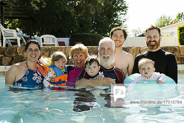 Porträt einer Mehrgenerationenfamilie  die im Schwimmbad posiert
