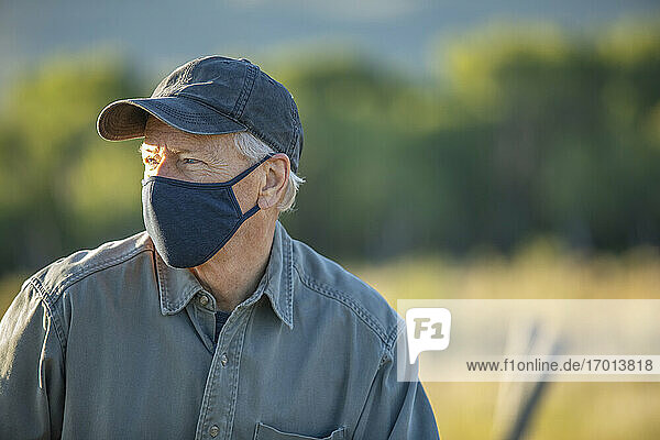 USA  Idaho  Bellevue  Porträt eines Bauern mit Gesichtsmaske