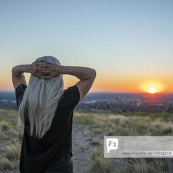 USA  Idaho  Boise  Frau schaut auf Sonnenuntergang