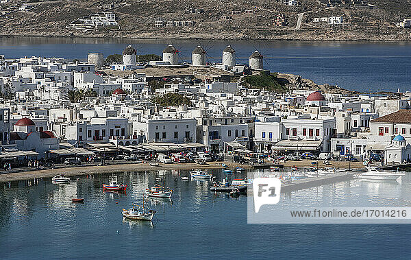 Griechenland  Kykladeninseln  Mykonos  Chora  Fischerboote im Hafen und weiße Häuser