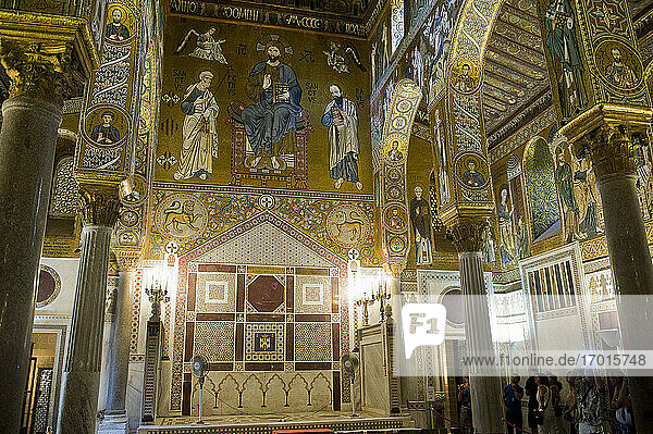 Europa  Italien  Sizilien  Palermo  der Normannenpalast  Königspalast  Häuser des Parlaments der Region Sizilien. Palatinische Kapelle reich geschmückt mit byzantinischen Mosaiken  reiche Kassettendecke Die romanischen Skulpturen sind Latino.